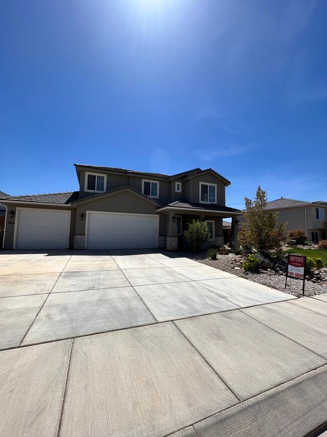 Building Photo - 3354 E Holly Dr