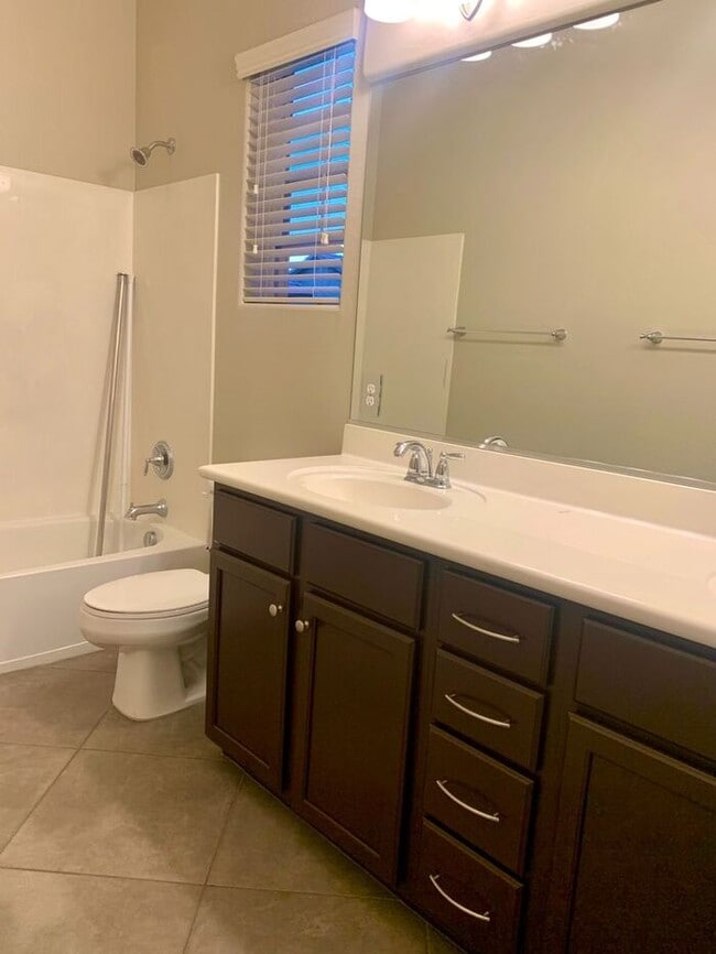 Building Photo - MOVE IN SPECIALS !! 4BD 3BA in South Tempe...
