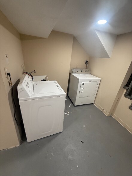 Building Photo - 350 George St W