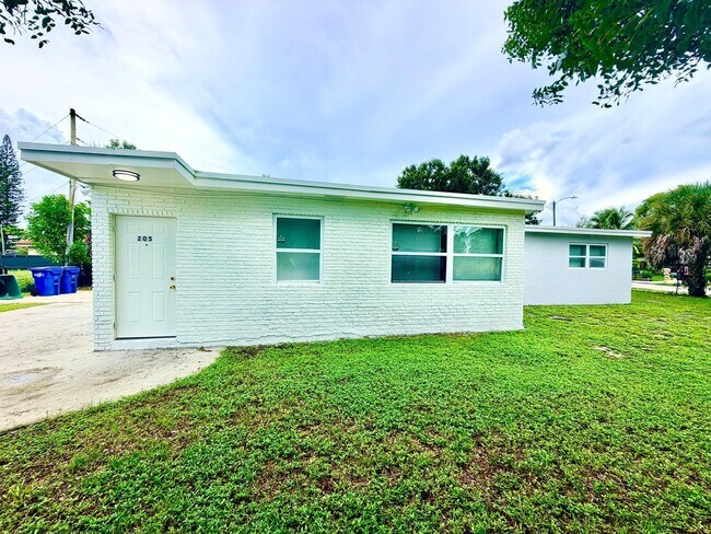 Building Photo - 205 NW 33rd Ave
