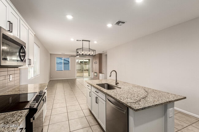 Building Photo - 24590 W Hilton Ave