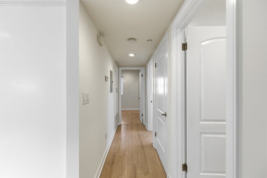 Building Photo - 5646 Lexington Ave