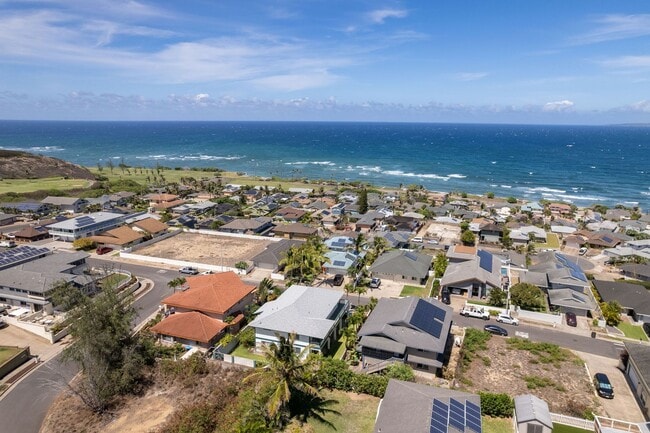 Building Photo - Luxury Maui Living in a Spacious Wailuku S...