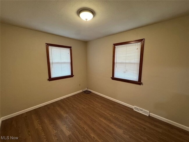 Building Photo - 1612 Maple Dr