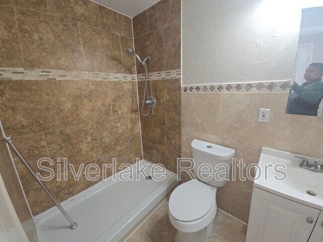 Building Photo - 2429 Salmon St