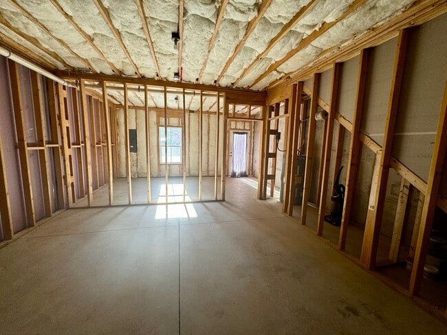 Building Photo - 1ST MONTH RENT FREE - END UNIT Sunburst Villa Luxury Townhouse WITH BASEMENT