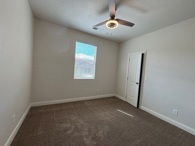 Building Photo - SPACIOUS HOME FOR RENT!