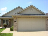 Building Photo - 213 Black Water Ln