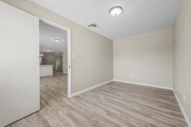 Building Photo - Single Family