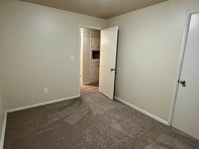 Building Photo - Charming Moore Home with Big Backyard!