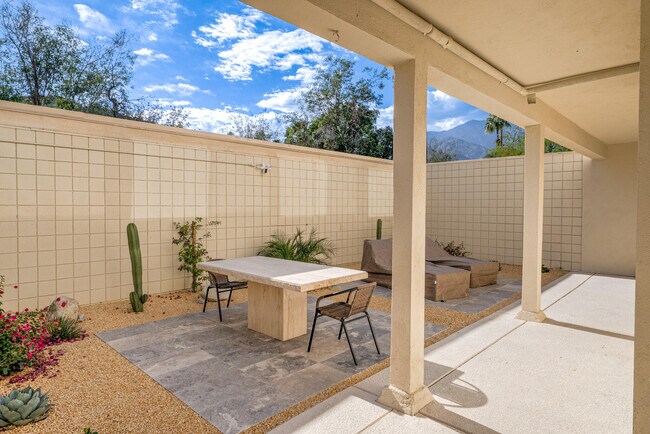 Building Photo - 449 Desert Lakes Dr