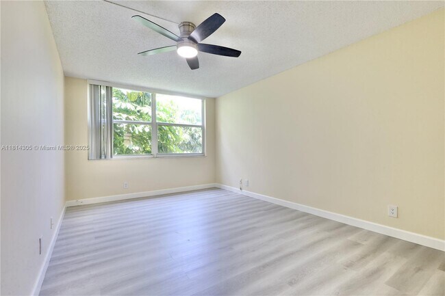 Building Photo - 6870 Royal Palm Blvd