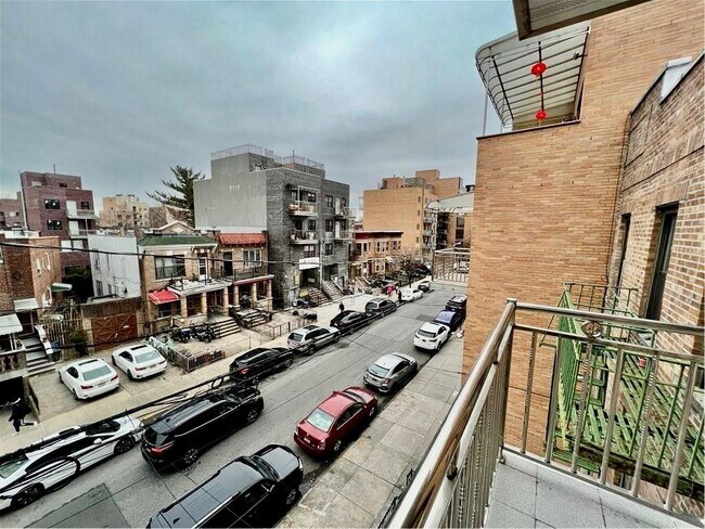 Building Photo - 859 57th St