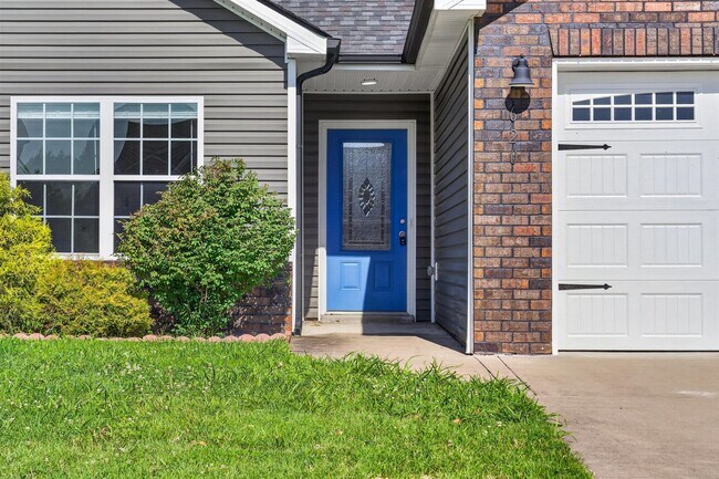 Building Photo - Pet Friendly Three Bedroom!