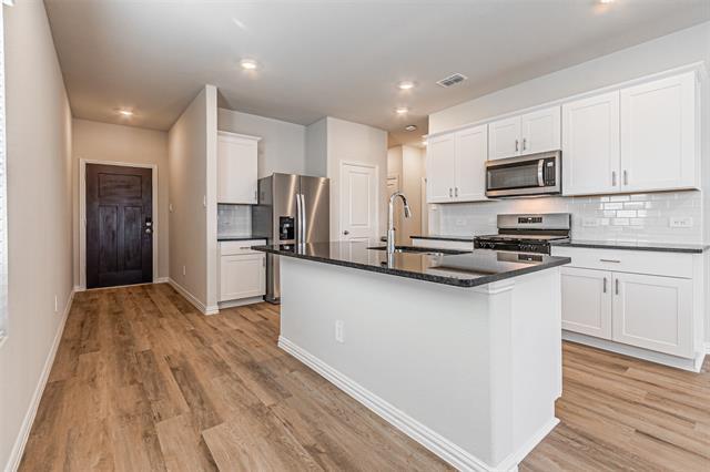 Building Photo - 801 Leavenworth Dr