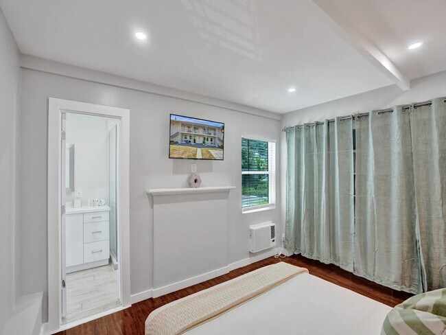 Building Photo - 906 N Riverside Dr