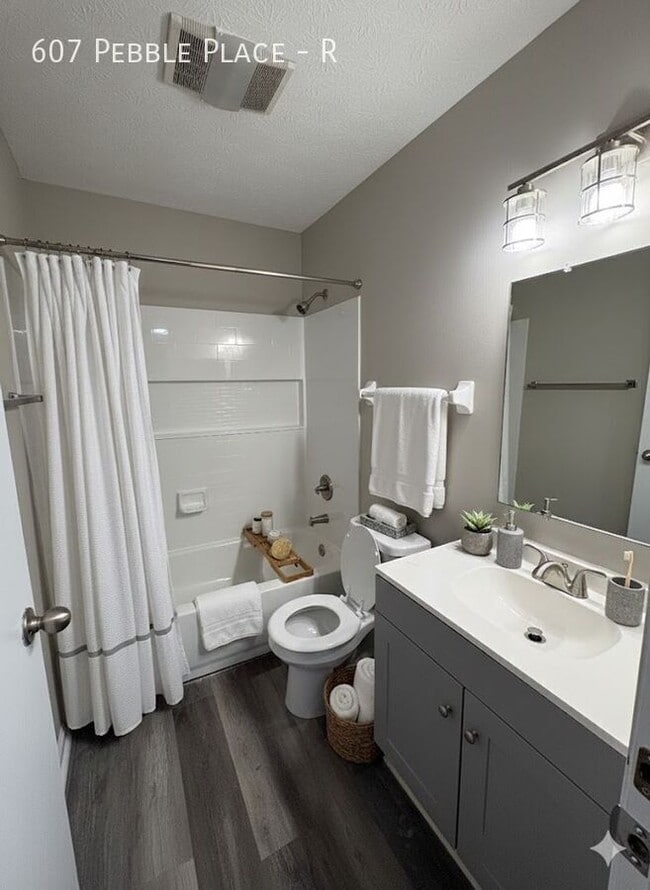 Building Photo - 607 Pebble Pl Dr
