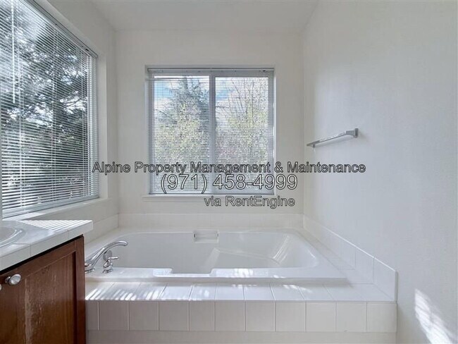 Building Photo - 4143 NW Meisner Dr