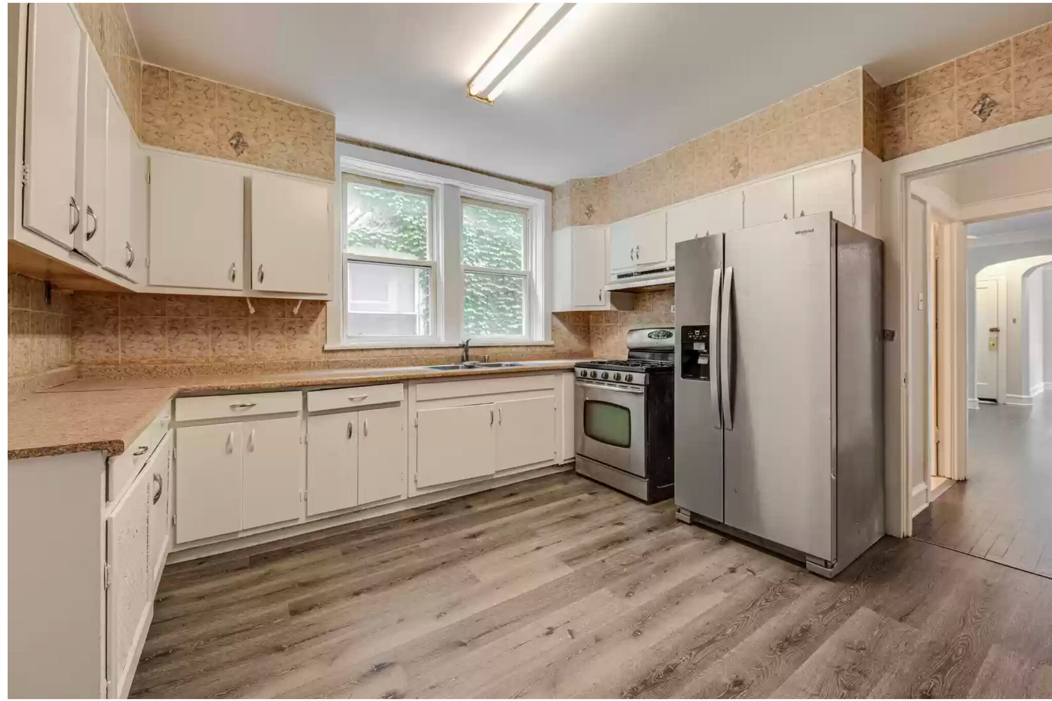kitchen - 5725 N Bernard St