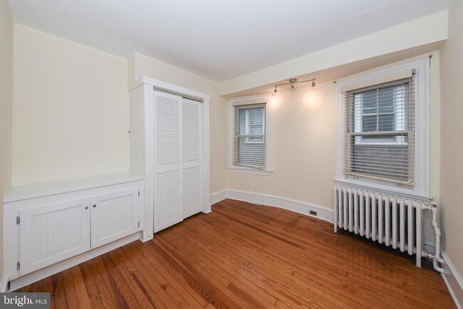 Building Photo - 21 E Abington Ave