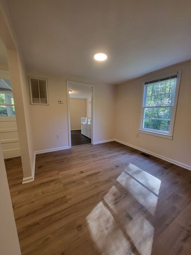 Building Photo - Charming Cottage on the Eastside Available Now