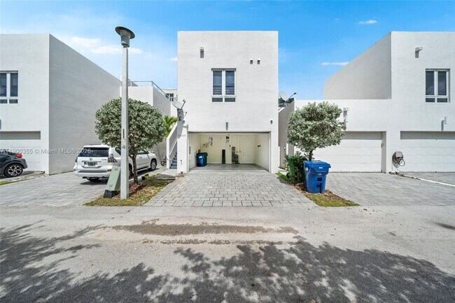 Building Photo - 6400 NW 105th Pl