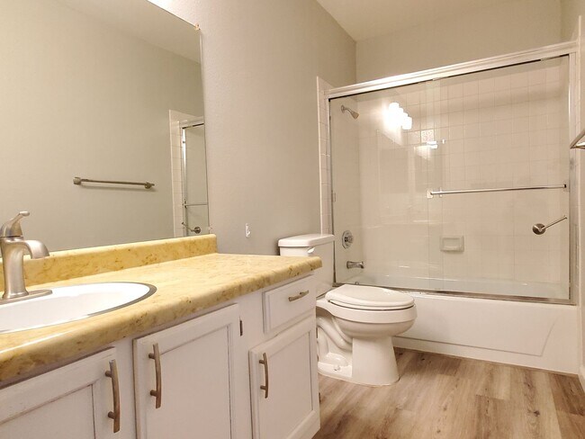 Building Photo - Upstairs Condo with 2 Car Garage, Fresh Pa...