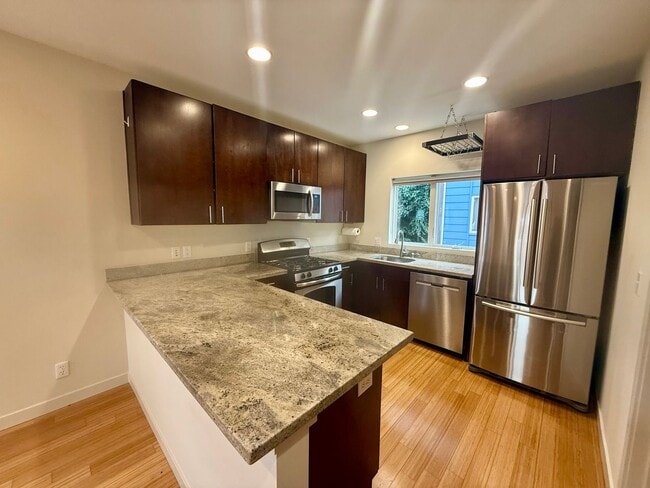 Building Photo - Columbia City Townhome