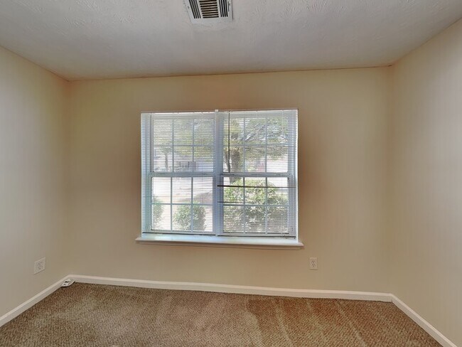 Building Photo - 1939 Redwood Trace