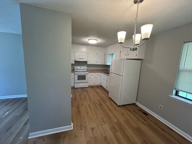 Building Photo - 3br 1.5 ba available now