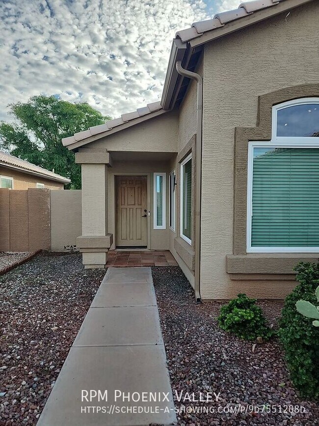 Building Photo - 2533 N Silverado-