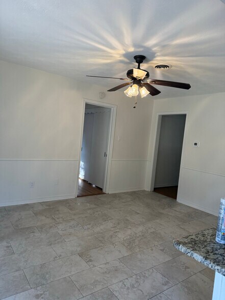 Building Photo - 105 S Weatherred Dr