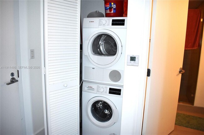 Building Photo - 9940 W Bay Harbor Dr