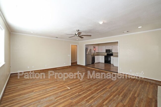 Building Photo - 2905 Salem Dr