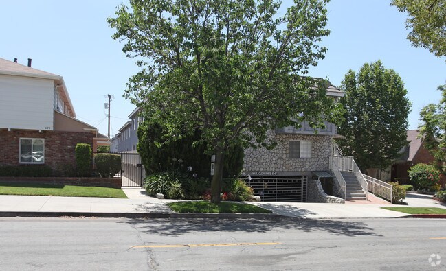 Primary Photo - 622 E Providencia Ave