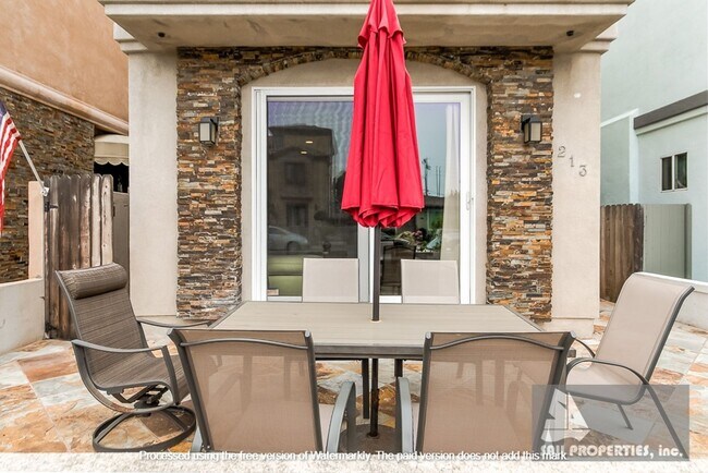 Building Photo - Gorgeous, Large downtown Huntington Beach Vacation Rental