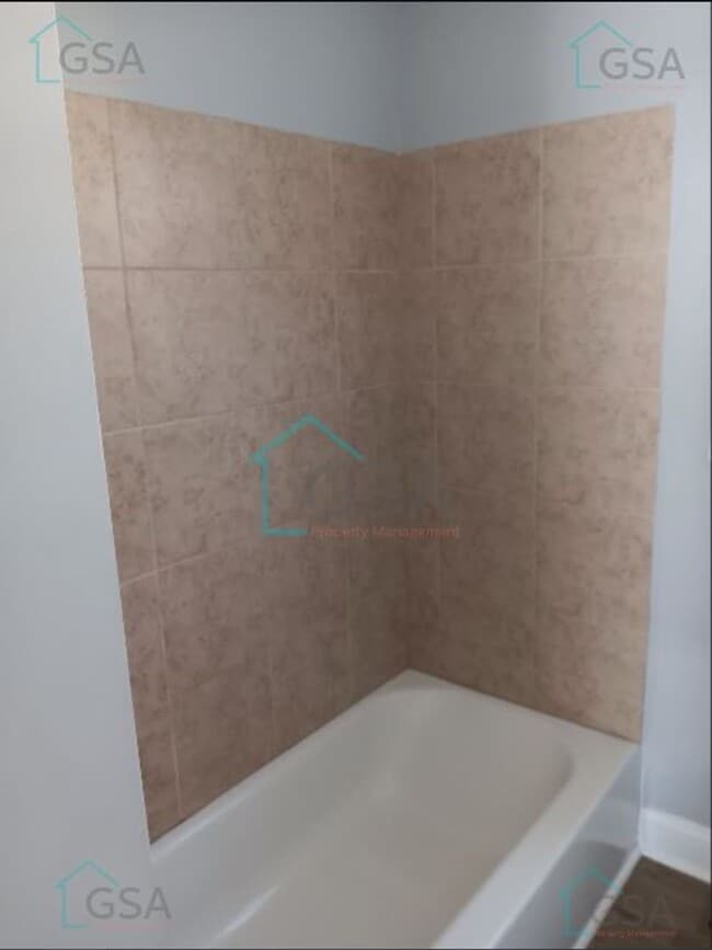 Building Photo - 3 Bedroom 2 Bath Available!