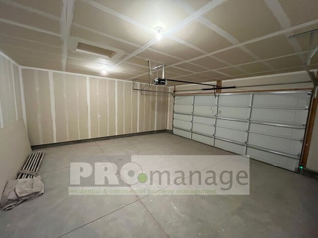 Building Photo - 3 Bed, 2 Bath Town Home w/ 2 Car Garage - ...