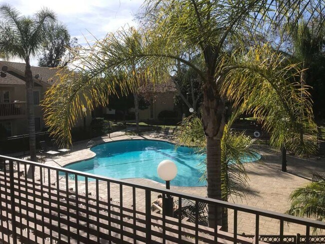 Building Photo - 2 Bed, 1 Bath Upstairs Condo with Private ...
