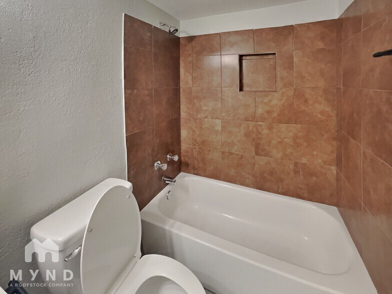 Building Photo - 5650 S 46th Pl