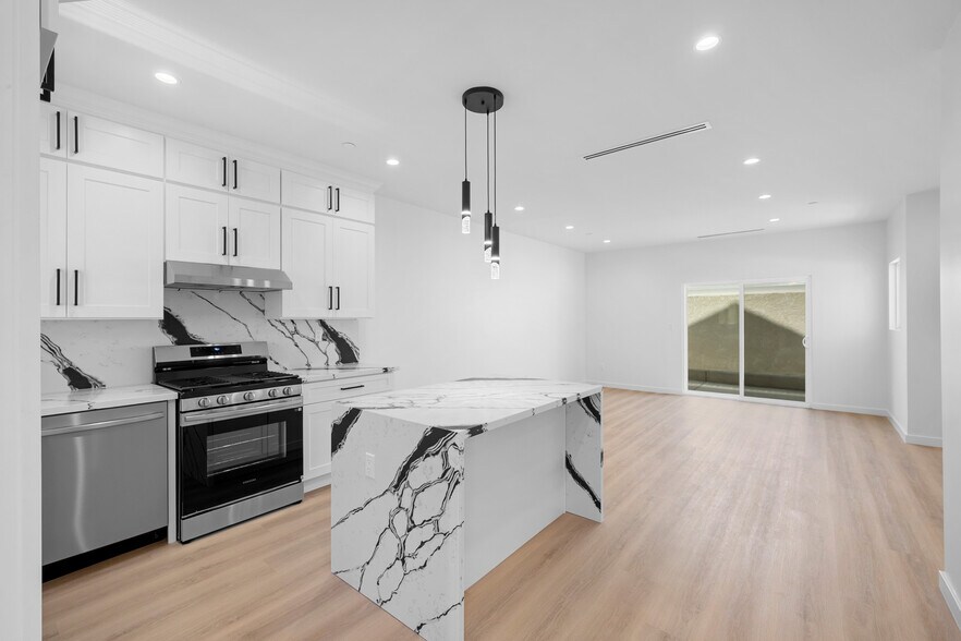 Building Photo - 8460 Glencrest Dr