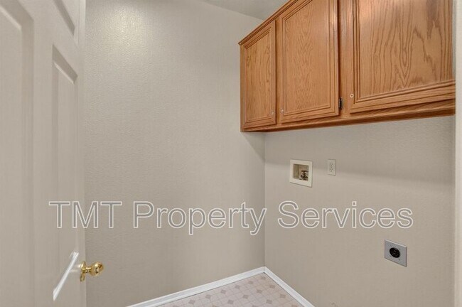 Building Photo - 8874 Mandalay Way