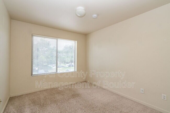 Building Photo - 33 S Boulder Cir