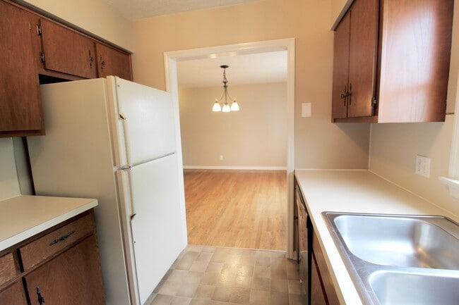Building Photo - 907 Meadowlark Dr