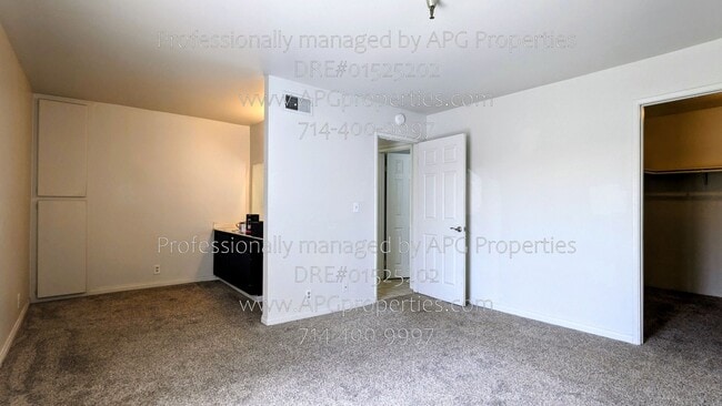 Building Photo - 5477 Twin Lakes Dr
