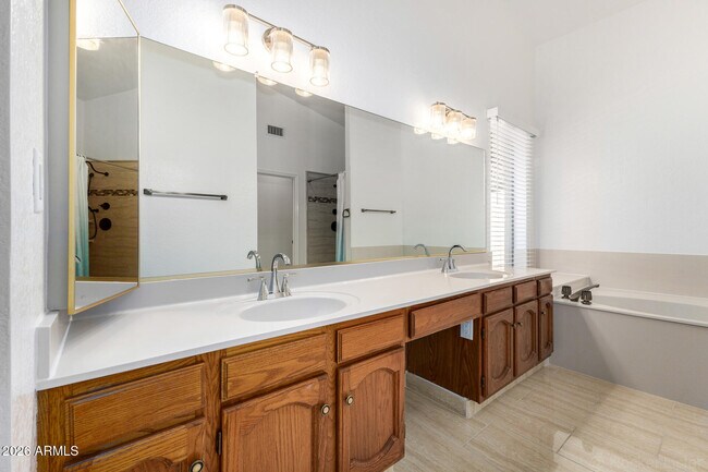 Building Photo - 9907 E Wood Dr