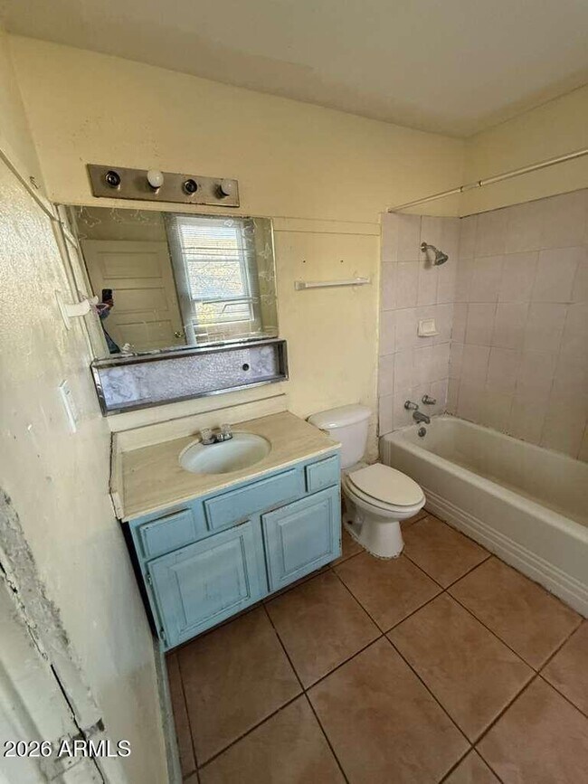 Building Photo - 716 11th St