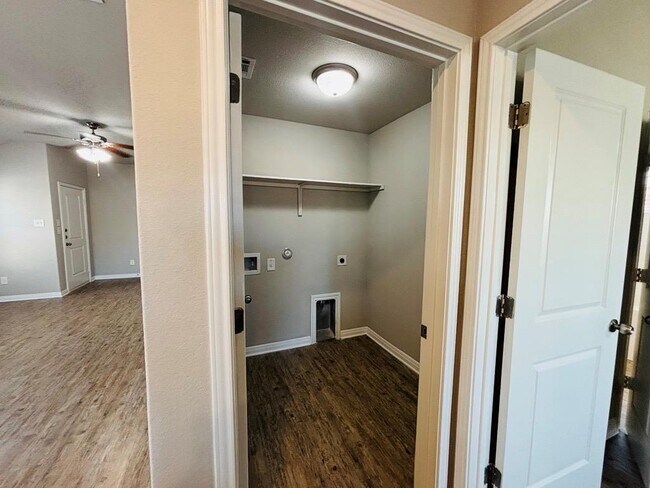 Building Photo - 1302 Golden Barley Dr