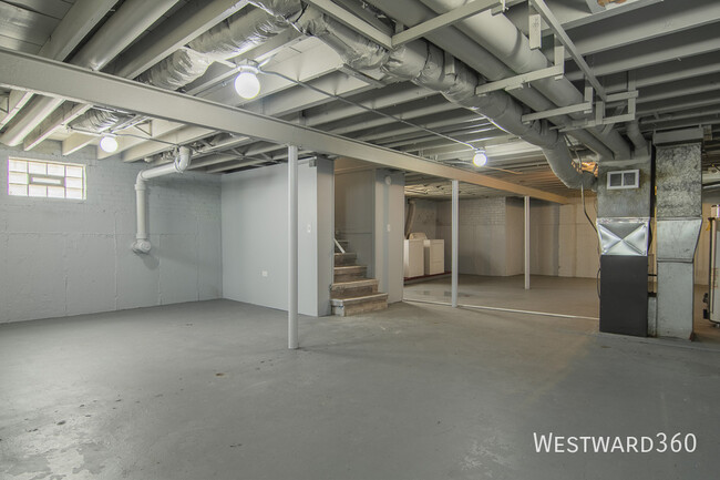 Building Photo - 14537 University Ave