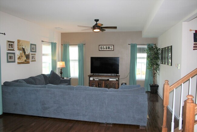 Building Photo - Large 4 bedroom home